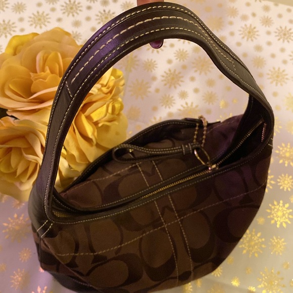 Beautiful Coach shoulder Bag 
EXCELLENT CONDITION 
🤎🤎
Perfect size for everyday - Picture 2 of 8